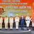 Le président de l’Assemblée nationale, Tran Thanh Man, remet l’Ordre Hô Chi Minh à la Police économique. Photo : NDEL. 