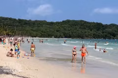 Des touristes profitent de la plage de Bai Khem, située dans le sud de l'île de Phu Quoc. Photo : VNA.