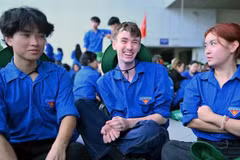Toby James Foster (au centre) avec d'autres étudiants avant leur départ pour la campagne de volontariat « Mua he xanh » 2026.