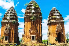 Les tours Duong Long sont édifiées par les Chams entre la fin du XIIe et le début du XIIIe siècle. Photo : Nhân Dân.
