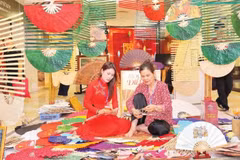 De la scénographie aux éventails en papier du village artisanal de Chang Son, l’ensemble reflète la créativité des jeunes designers.