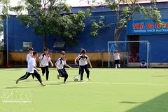Des élèves du collège Hai Xuân, dans la province de Ninh Binh, jouent au football pendant la récréation. Photo : VNA.