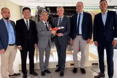 L'ambassadeur Nguyen Dac Thanh et un représentant de VietJet Air offrent un cadeau souvenir à un responsable de l'Office fédéral allemand de l'aviation civile. Photo : Ambassade du Vietnam en Allemagne.