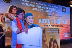 Le ministre des Affaires parlementaires de l’État du Madhya Pradesh, Kailash Vijayvargiya, prononce le discours d'ouverture de l'événement. Photo : VNA.