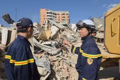 La délégation évalue la situation sur le terrain. Photo : Département de la communication de la Police populaire, ministère vietnamien de la Sécurité publique.