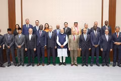 Le Premier ministre indien Narendra Modi rencontre les ministres des Affaires étrangères participant au Sommet des BRICS à New Delhi.