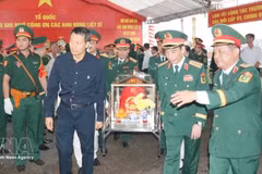 Le général Phan Van Giang, vice-Premier ministre et ministre de la Défense, à la cérémonie de lancement du nouvelle opération de recherche dans la commune de Minh Duc. Photo : VNA.