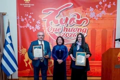 L’ambassadrice Pham Thi Thu Huong remet le 11e Prix national de l’information pour l'étranger aux amis grecs. Photo : VNA.