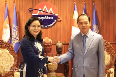 La vice-ministre Trinh Thi Thuy et le ministre cambodgien de l’Information, Neth Pheaktra. Photo : VNA.