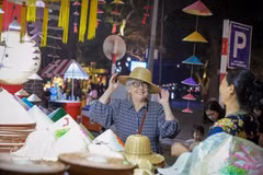 Une touriste étrangère au Festival des cadeaux touristiques de Hanoi 2025. Photo : VNA.
