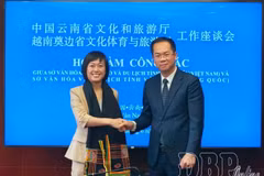 Tran Hai Ha, directeur par intérim du Service de la Culture, des Sports et du Tourisme de la province de Dien Bien, et Liu Lina, directrice adjointe du Département de la Culture et du Tourisme de la province du Yunnan (Chine), lors de la réunion de travail. Photo : Baodienbienphu.