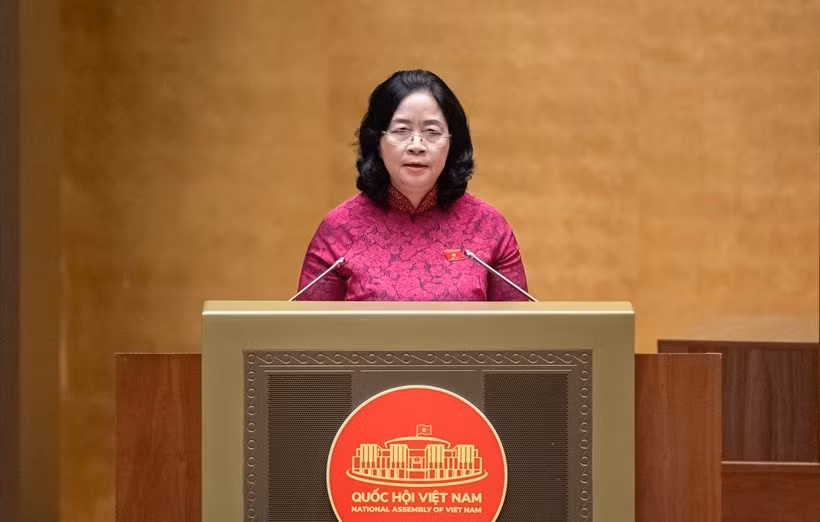 Bui Thi Minh Hoai, présidente du Comité central du Front de la Patrie du Vietnam, présente la synthèse des avis et recommandations des électeurs. Photo : Daibieunhandan.