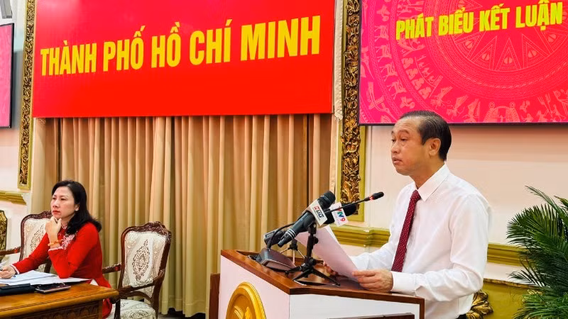 Huynh Thanh Nhan, vice-président du Conseil populaire de Ho Chi Minh-Ville et vice-président du Comité électoral municipal s’exprime lors de la conférence. Photo : Nhân Dân.