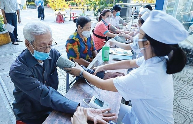 Soins médicaux dispensés aux personnes âgées à Hô Chi Minh-Ville. Photo : VNA. ds1.jpg