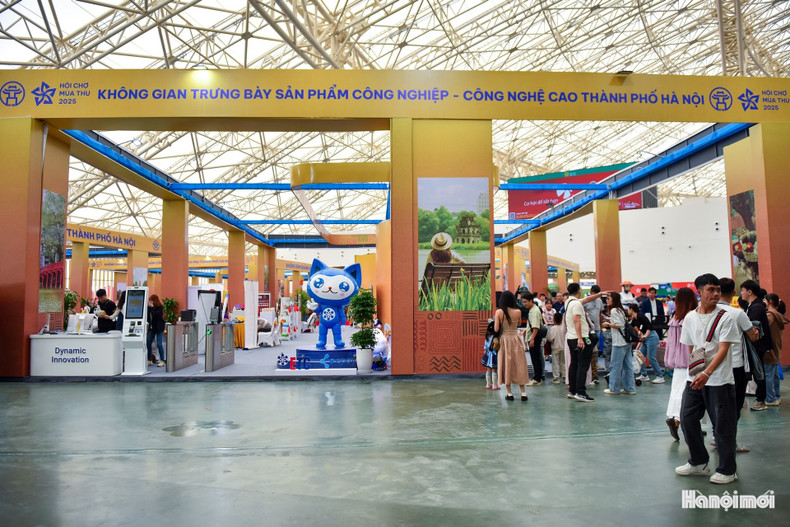 Vue d’ensemble du pavillon des produits industriels et technologiques de pointe de la ville de Hanoï à la première Foire d’Automne 2025. 13.jpg