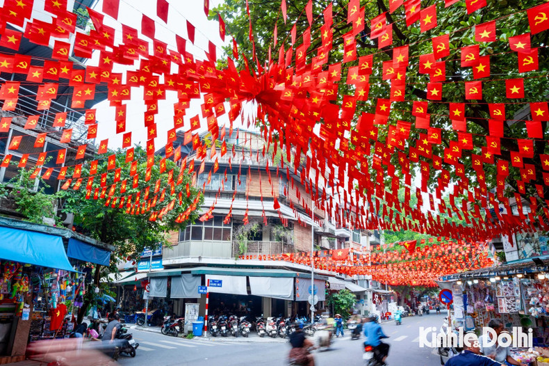 Ces jours-ci, les rues de Hanoi sont parées du rouge écarlate des drapeaux nationaux, des banderoles et des slogans flottant au vent. Photo : kinhtedothi.vn co.jpg