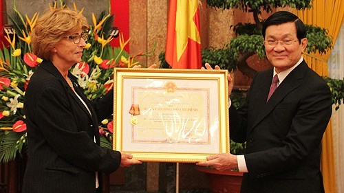 Le Président Truong Tan Sang remettant à titre posthume l’Ordre de Hô Chi Minh à Raymond Aubrac, le 25 septembre 2012. Photo : VOV. c.jpg