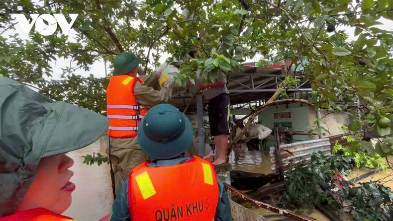 Les militaires apportent des repas à chaque famille isolée. a.jpg