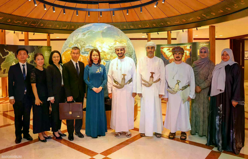 La vice-ministre vietnamienne des Affaires étrangères Nguyen Minh Hang, son homologue omanais Khalifa Bin Ali Al Harthy et des délégués. Photo : baoquocte.vn b.jpg