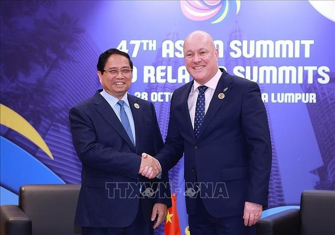 Le Premier ministre Pham Minh Chinh (à gauche) et le Premier ministre néo-zélandais Christopher Luxon. Photo: VNA neo.jpg