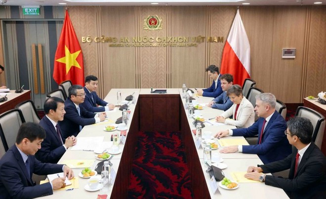 Le général Luong Tam Quang, ministre de la Sécurité publique (gauche) reçoit le vice-Premier ministre et ministre du Numérique de la République de Pologne, Krzysztof Gawkowski. Photo: cand.com.vn police.jpg