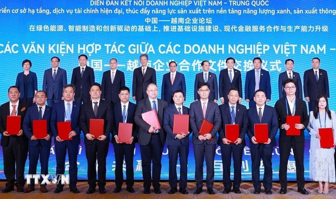 Échange de neuf accords de coopération et d’investissement entre entreprises vietnamiennes et chinoises. Photo : VNA. ki.jpg