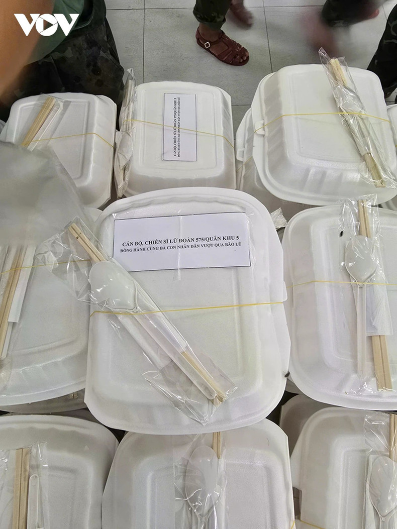 Les officiers et soldats de la Brigade 574 - Région militaire 5 accompagnent les habitants des zones inondées. c.jpg