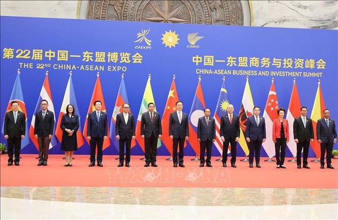 Le vice-Premier ministre Mai Van Chinh et les chefs des délégations de l'ASEAN et de la Chine posent pour une photo de groupe lors de la 22e Exposition Chine-ASEAN (CAEXPO) et du Sommet Chine-ASEAN sur le commerce et l’investissement (CABIS). Photo : VNA chine-9640.jpg