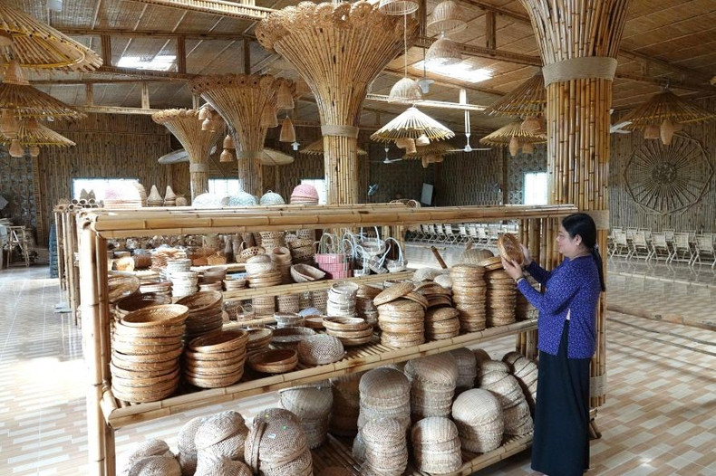 Espace d’exposition des produits artisanaux en bambou de la coopérative Mây tre đan Thủy Tuyết. Photo : laodong.vn 2.jpg