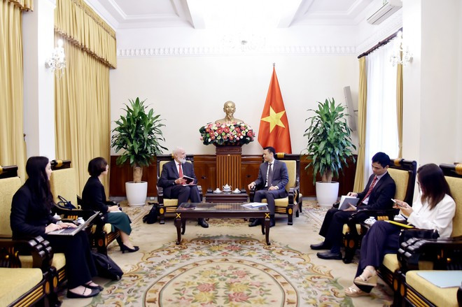 Le vice-ministre vietnamien des Affaires étrangères, Dang Hoang Giang et l'ambassadeur de Suisse au Vietnam, Thomas Gass. Photo : VNA. ds1.jpg