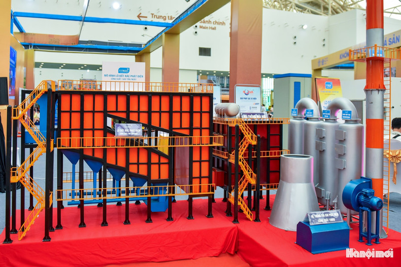 La maquette d’une centrale électrique fonctionnant à partir de déchets met en avant la démarche vietnamienne vers une énergie propre et durable. 10.jpg