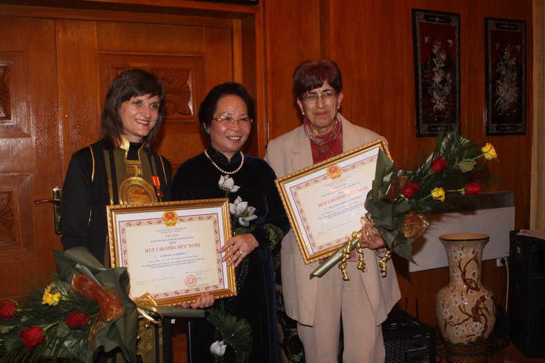 Kadrinka Kadrinova (tout à gauche) recevant la Médaille de l’amitié décernée par l’État vietnamien en 2010. Photo : thoidai.com.vn e.jpg