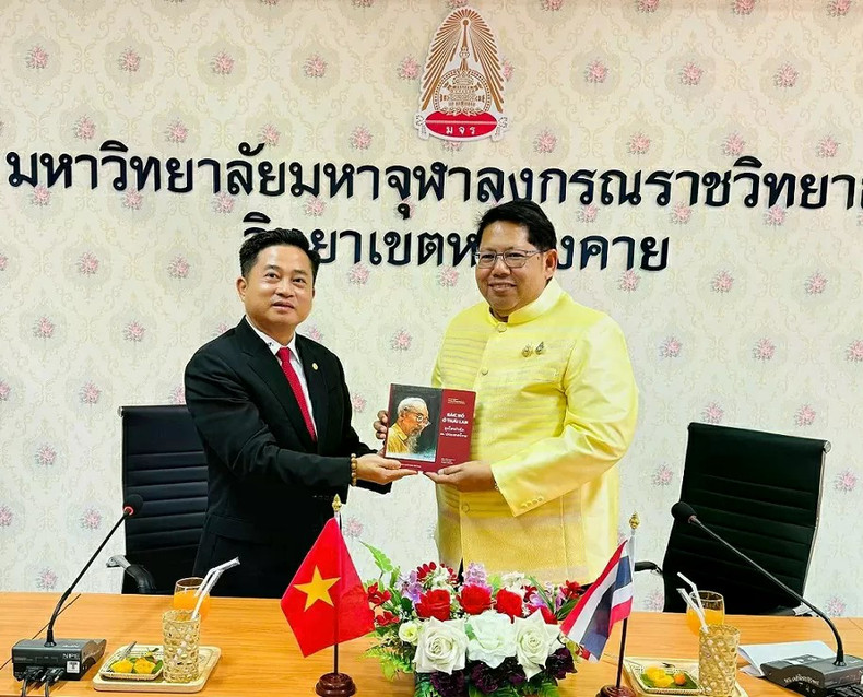 Le consul général Dinh Hoang Linh (à gauche) et le gouverneur Somphob Samitasiri. Photo : baoquocte.vn sach.jpg