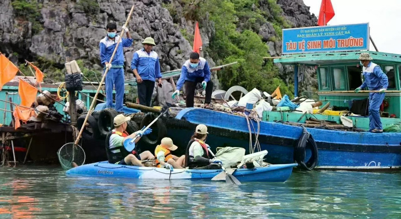 Après la collecte, les déchets sont rassemblés et transférés dans le camion poubelle spécialisé du comité de la gestion de la baie. Photo : baoquocte.vn rac2.jpg