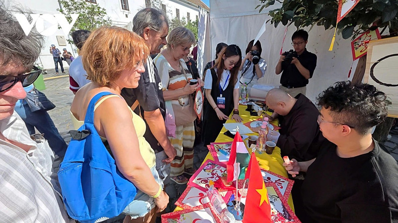 De nombreuses personnes ont visité le stand vietnamien. Photo : baoquocte.vn vh2.jpg