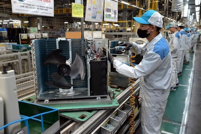 Au premier semestre, le total des investissements directs étrangers (IDE) enregistrés a dépassé 21,51 milliards de dollars. Photo : VNA. kt.jpg