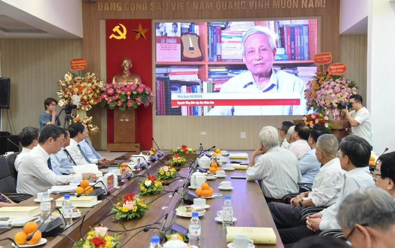 Cérémonie de lancement du livre « L'essence de la révolution vietnamienne » du journaliste chevronné Ha Dang. Photo : VOV. le.jpg