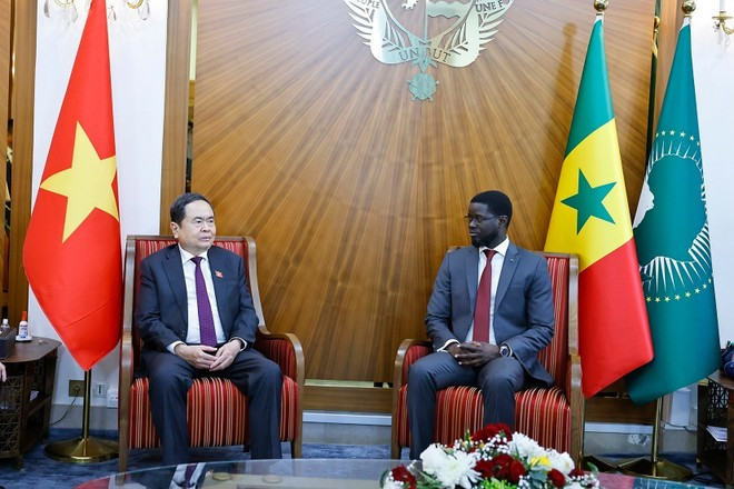 Le président de l’Assemblée nationale, Trân Thanh Mân (à gauche), rencontre le président sénégalais, Bassirou Diomaye Faye. Photo: VNA an.jpg