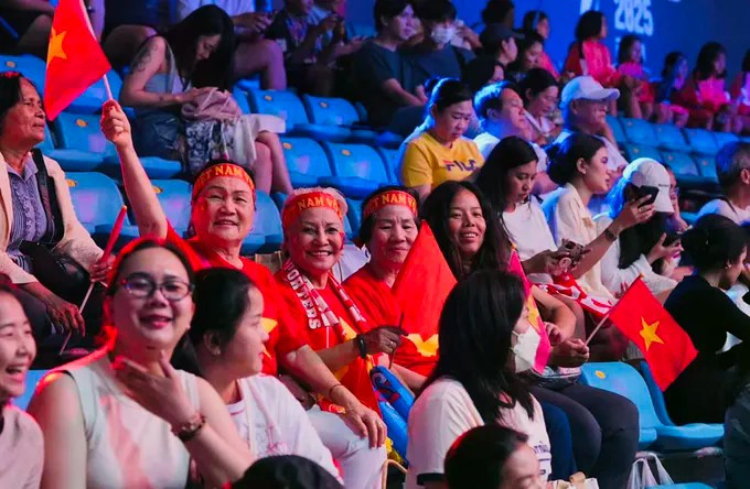 Les supporters encouragent les joueurs vietnamiens lors du Championnat du monde de volley-ball 2025. Photo : VFV hm.jpg