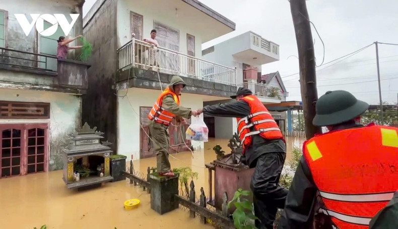 Dans de nombreuses maisons encore submergées, les soldats trouvent des moyens d’acheminer la nourriture jusqu’aux habitants réfugiés à l’étage. e.jpg