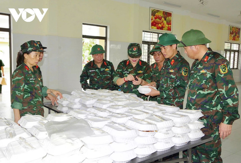 Les repas chauds sont soigneusement emballés pour être distribués aux sinistrés des zones inondées. f.jpg