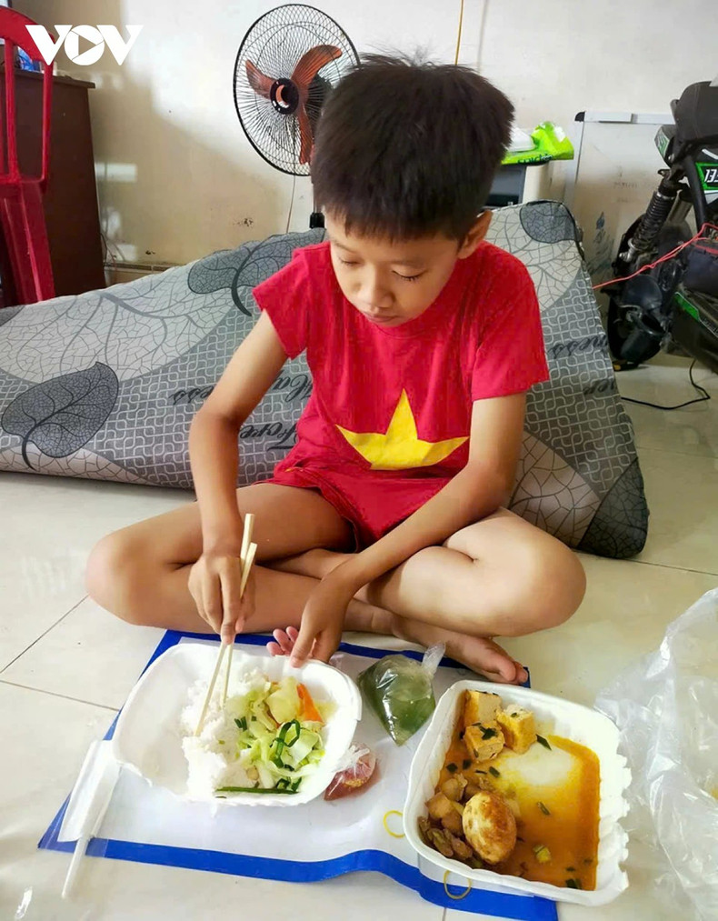 Après avoir été encerclé par les eaux durant quatre jours, cet enfant goûte enfin à un repas chaud. d.jpg