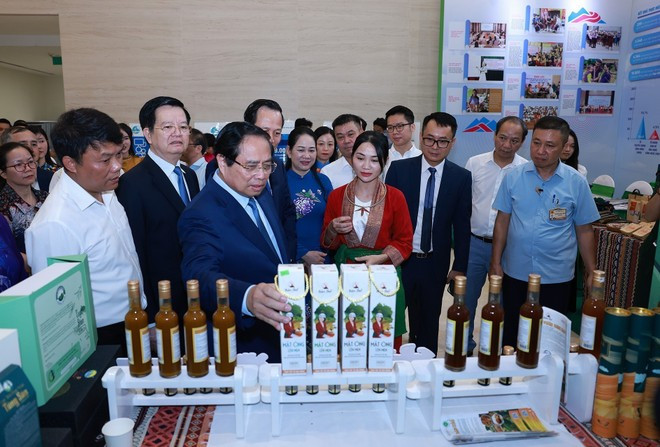 Le Premier ministre Pham Minh Chinh visite une exposition de produits OCOP (chaque commune, un produit) issus des minorités ethniques. Photo : VNA chinh.jpg