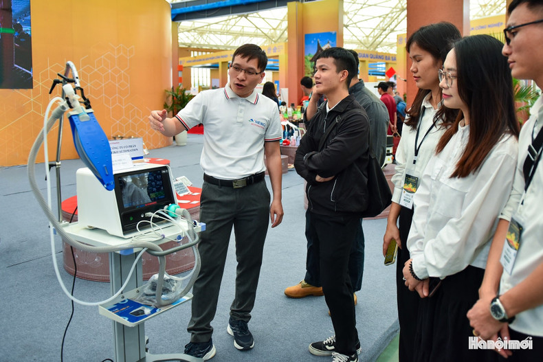 Un robot médical présente des solutions innovantes d’application des technologies au service des soins et du traitement des patients. 4.jpg