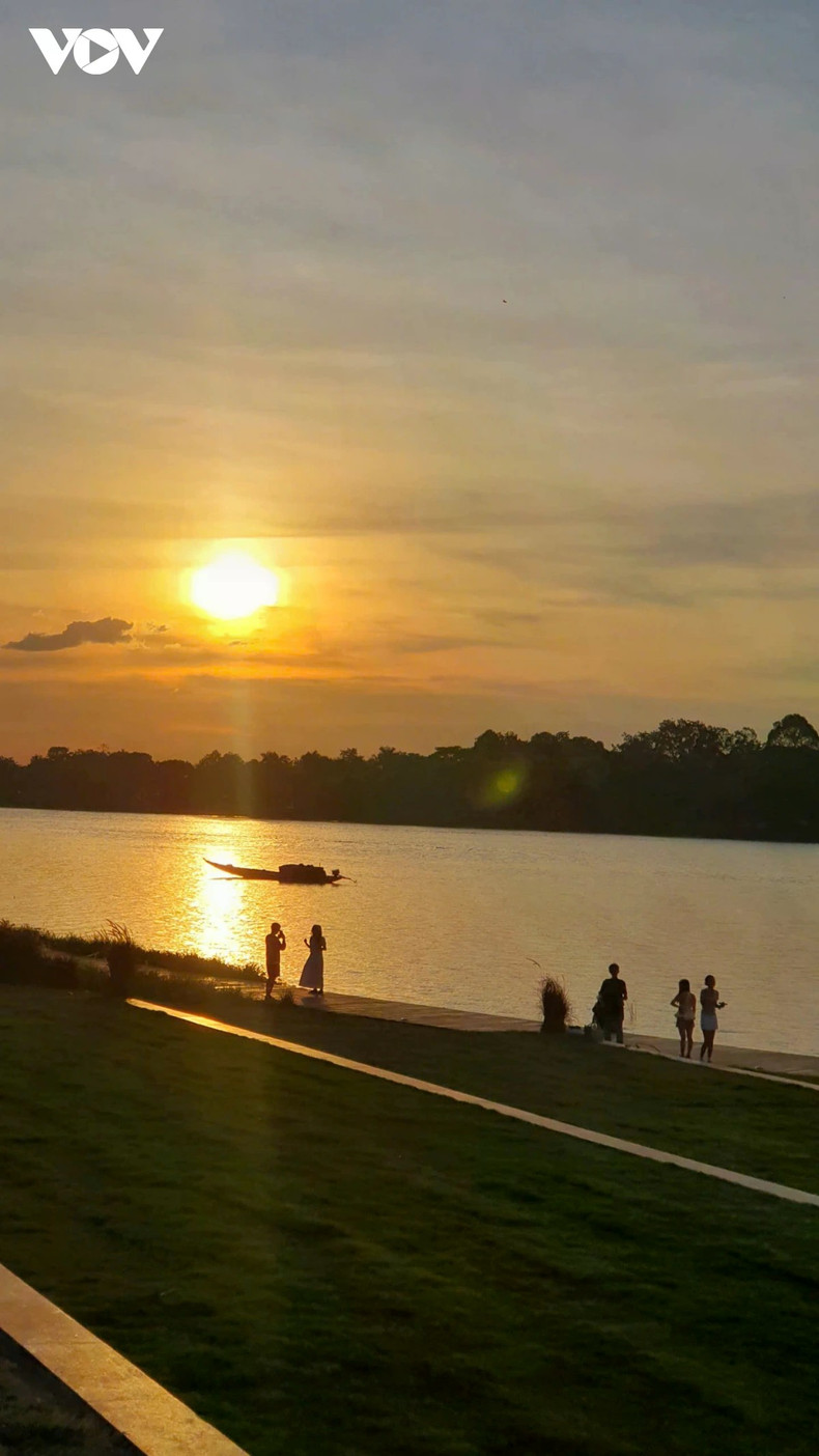 Quand le soleil se couche, l’espace se teinte d’un or miellé. La rivière des Parfums se fait alors douce comme un ruban de soie entourant la ville. Les derniers rayons scintillent sur l’eau, se reflètent sur les visages, et magnifient encore le décor. 10.jpg