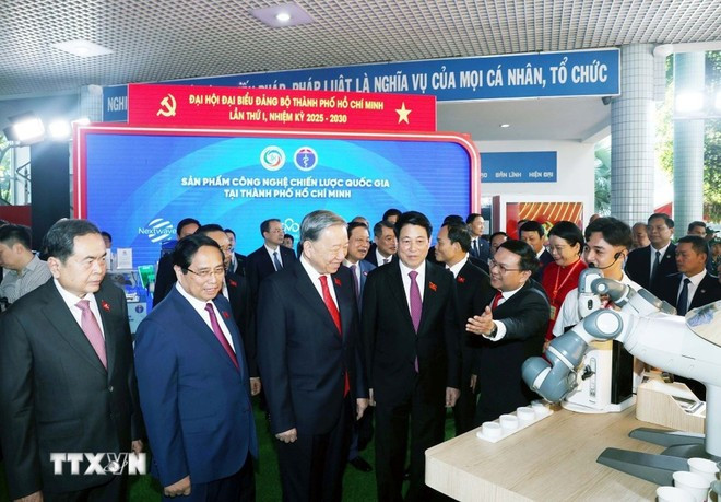 Les dirigeants visitent une exposition tenue dans le cadre du premier Congrès du Comité du Parti de Hô Chi Minh-Ville pour le mandat 2025-2030. Photo: VNA tp.jpg