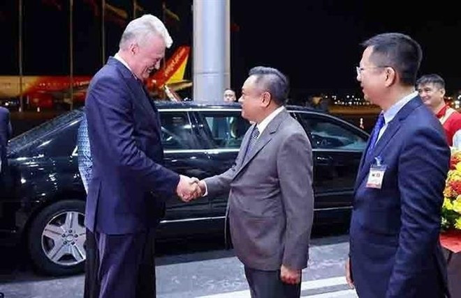 Le président lituanien Gitanas Nausėda et son épouse Diana Nausėdienė accueillis par le président du Comité populaire de la ville de Hanoi, Trân Sy Thanh, à leur arrivée l’aéroport international de Nôi Bài, le 11 juin. Photo : VNA. gitanas-nauseda-tran-sy-thanh.jpg