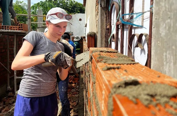 Des élèves américains apprennent les techniques de construction. Photo : thoidai.com.vn 3.jpg