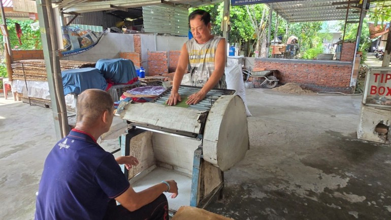 Une étape de la fabrication de nouilles « hủ tiếu ».Photo : NDEL. aa.jpg