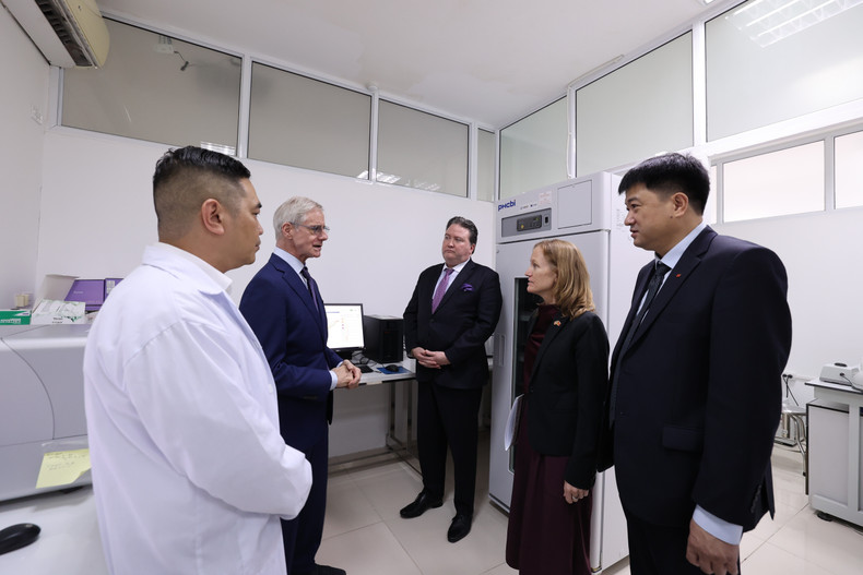 Les délégués visitent le laboratoire ADN du Centre d’analyse génétique de la VAST. Photo : baoquocte.vn ct.jpg